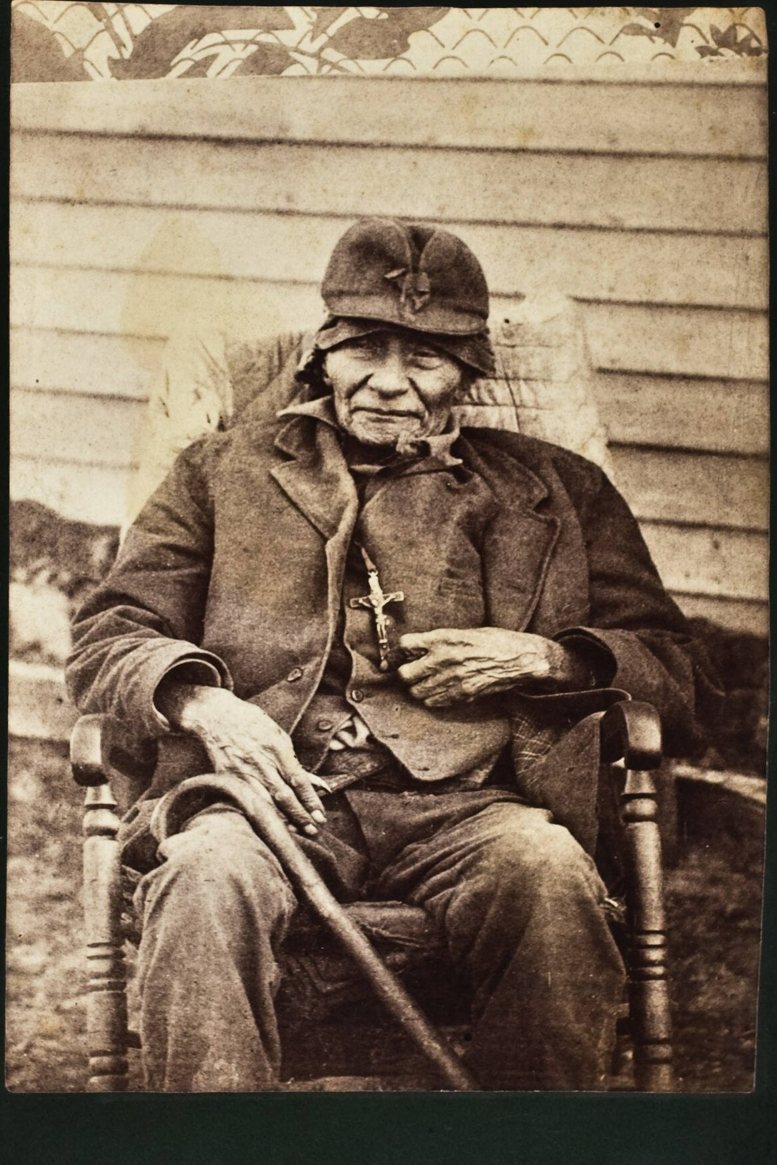 Pa-la-ne-a-pa-pe, Struck-by-the-Ree, chief of the Yankton, photographed in 1888