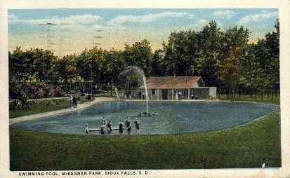 Postcard of the 1929 wading pool with its fountain and bath house